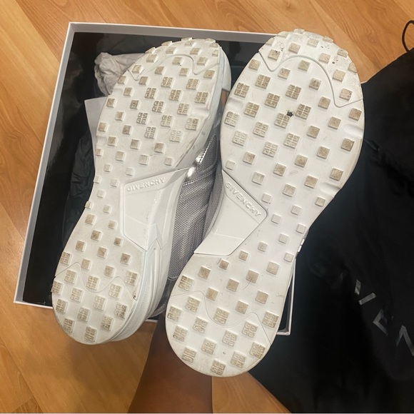 GIVENCHY Giv 1 Metallic Runner Sneakers - Picture 7 of 8